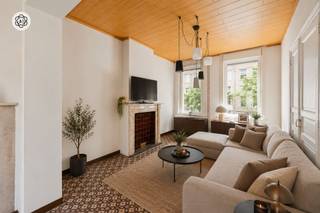 WELKOM IN DIT CHARMANTE HUIS IN RONSEOntdek dit aantrekkelijk woonhuis gelegen in het hart van Ronse, een perfecte keuze voor wie op zoek is naar een gezellige en functionele thuisbasis. Met een totale bewoonbare oppervlakte van 121 m² biedt dit pand alles wat u nodig heeft voor een comfortabel woonleven.INDELING EN RUIMTENDit huis beschikt over twee slaapkamers die volop mogelijkheden bieden voor gezinnen of als kantoor- en gastenkamer. Een compacte badkamer voorzien van een bad, douche en twee wastafels zorgt voor optimaal comfort en gemak voor alle bewoners. De woonruimten zijn goed verdeeld en creëren een natuurlijke flow door het huis.KEUKEN EN LEEFRUIMTEDe nieuwe keuken is uitgerust met moderne kasten in een frisse groen-witte kleur en beschikt over natuurlijke houten werkbladen. Met een volledig ingebouwde oven, gasfornuis en voldoende opbergruimte is deze keuken een absolute blikvanger. De tegelvloer met authentiek patroon voegt karakter toe aan deze ruimte. De aangrenzende woonkamer nodigt uit tot gezelligheid met veel daglicht.LICHT EN LUCHTDit pand kenmerkt zich door veel natuurlijk licht dankzij goed geplaatste ramen en grote glazen deuren. Een groot glazen plafond in de keuken zorgt voor extra helderheid en een open, aangename atmosfeer.EXTRA RUIMTENHet huis beschikt over een ruime zolder met dakvensters, perfect voor extra opbergruimte of toekomstige renovatie tot extra bewoonbare ruimte. Een afgesloten achtertuin met houten schutting biedt privacy en is ideaal voor ontspanning of aanpassingen naar wens.LIGGING EN CHARMEGelegen in een rustige buurt van Ronse, combineert dit huis traditionele Vlaamse karakteristieken met moderne comfort. De voorgevel in witte gestuukte voorkant geeft het een klassieke uitstraling, terwijl het interieur een mix biedt van vintage en hedendaagse elementen.Dit woonhuis is een geweldige gelegenheid voor starters, kleine gezinnen of wie zoekt naar een authentieke woonruimte met potentieel. Laat u verleiden door de warmte en gezelligheid die dit huis uitstraalt.Dé ideale starterswoning én een interessante investeringsopportuniteit! De woning werd verhuurd aan € 730 per maand.Interesse? Bezoek na afspraak met Immo Beguin, jouw vastgoedexpert sinds 2009.✉️ info@immobeguin.be