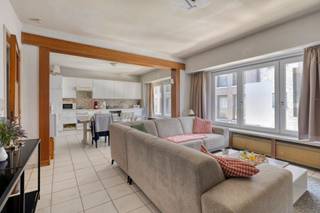 Locatie:

Dit ruime appartement is uitstekend gelegen aan de Hoogstraat 56 bus 2, pal in het centrum van Zottegem. Winkels, horeca, openbaar vervoer en alle dagelijkse voorzieningen bevinden zich op wandelafstand. Dankzij deze centrale ligging combineert het appartement comfortabel stadswonen met een uitstekende bereikbaarheid.

Het appartement bevindt zich op de eerste verdieping en beschikt over een bewoonbare oppervlakte van ca. 98 m².

Indeling:

Het appartement beschikt over een ruime en lichtrijke living van ca. 31 m² en een afzonderlijke keuken van ca. 17,7 m².

Verder zijn er twee volwaardige slaapkamers, een badkamer en een praktische inkom- en nachthal. De aangename oppervlaktes en functionele indeling zorgen voor een comfortabel geheel.

Troeven:
Topligging in hartje Zottegem
Ca. 98 m² bewoonbare oppervlakte
2 volwaardige slaapkamers
Ruime en lichtrijke living
EPC-label B
Elektriciteit conform
Asbestveilig
Interessant voor eigen bewoning én investering
Momenteel verhuurd
Technisch:

Het appartement bevindt zich in een gebouw uit 1955 en behaalt een gunstig EPC-label B. De elektrische installatie is conform en het appartement is asbestveilig.

De vaste kosten bedragen bovendien slechts € 25 per maand, waardoor de maandelijkse lasten bijzonder beperkt blijven.

Het appartement is momenteel verhuurd, waardoor het eveneens een interessante opportuniteit vormt voor wie op zoek is naar een vastgoedinvestering.

Vraagprijs: € 219.000

Voor meer informatie of een gratis waardebepaling van uw vastgoed kan u een aanvraag invullen op onze website of even bellen op het nr. 03/345.88.99.