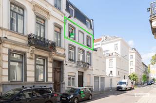 Ontdek dit instapklare 2 slaapkamer appartement op een toplocatie in de gegeerde Europese wijk van Brussel. Dankzij de uitstekende bereikbaarheid en de nabijheid van winkels, openbaar vervoer, parken, restaurants en de Europese instellingen geniet u hier van een ideale combinatie van comfortabel wonen en bruisend stadsleven.<br /><br />Het appartement bevindt zich op de tweede verdieping van een verzorgde mede-eigendom en beschikt over een bewoonbare oppervlakte van 76 m² volgens het EPC. Via de inkomhal met vestiaire komt u terecht in de ruime en lichtrijke leefruimte, waar grote raampartijen zorgen voor een aangename lichtinval, er is halfopen en volledig uitgeruste keuken die mooi aansluit op de leefruimte.<br /><br />Verder beschikt het appartement over een badkamer voorzien van een douche, lavabo en toilet, evenals twee volwaardige slaapkamers die zowel geschikt zijn voor een gezin, een koppel als voor wie een extra kamer wenst in te richten als bureau of logeerkamer.<br /><br />Divers: EPC D, Elektriciteit conform, notarisattesten in aanvraag, syndicusattesten aanwezig, individuele verwaming op aardgas (boiler 2016), parket en tegelvloeren, Kadastraal inkomen €900 en ruime kelder aanwezig.<br /><br />Dankzij de uitstekende ligging, de praktische indeling en de instapklare afwerking vormt dit appartement een ideale woonst voor eigen bewoning én een interessante investeringsopportuniteit in een van de meest gegeerde buurten van Brussel.<br /><br />