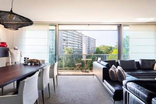<p><strong>Luxueus high-end gerenoveerd 3 slk app ca. 135m² met veel natuurlijke lichtinval en twee terrassen ca. 35m² op uitstekende locatie te Fruithoflaan. Zeer centraal gelegen nabij Winkels, openbaar vervoer, supermarkt, scholen, Nachtegalenpark en het Middelheim.</strong><br /><br /><span><strong>INDELING:</strong></span><br />U komt binnen in een ruime inkomhal, voorzien van een vestiaire en een apart gastentoilet met handenwasser. Vervolgens komt u in de riante LEEFRUIMTEca. 40m² op natuursteen, met op maat gemaakte kasten. Vanuit de living heeft u via een schuifraam toegang tot het eerste zonnige terras ca. 18m².</p>
<p>De leefruimte sluit aan op de open design-KEUKEN ca. 17m² en beschikt over kookeiland met panda marmeren werkblad, ingemaakte kasten en kwalitatieve Miele toestellen (ijskast met diepvries, inductiekookplaat, oven, vaatwasser, dubbele lavabo).</p>
<p>Verder zijn er drie ruime SLAAPKAMERS:<br />Slaapkamer 1 ca. 14m² met ingemaakte kasten, airco en toegang tot tweede terras.<br />Slaapkamer 2 ca. 19m² met ingemaakte kasten, airco en toegang tot tweede terras.<br />En slaapkamer 3 ca. 11m², een open kamer met toegang tot het tweede terras.<br /><br />De Badkamer is luxueus afgewerkt in het marmer met een dubbele douche, dubbele lavabo in meubel en een toilet.<br /><br />Privatieve kelderberging is inbegrepen in de prijs.<br />Grote GARAGEBOX ca. 20m² in het gebouw welke optioneel aan te kopen is voor € 35.000.<br /><br /></p>
<strong><span>BIJZONDERHEDEN:</span></strong><br /><span>* Gelegen op een toplocatie in de Pulhofwijk, Middelheim, winkels, scholen en invalswegen.<br /></span>* Volledig high-end gerenoveerd in 2021<br />* Overal airco's aanwezig, in leefruimte en slaapkamers<br />* Veel natuurlijke lichtinval door grote raampartij in living<br />* Gunstig EPC: B - 116 kWh/(m²jaar)<br />* Electriciteit conform<br /><span>* AO: ca € 200 prov. water, algemeen onderhoud gem. delen, blokpolis, lift, ...</span>