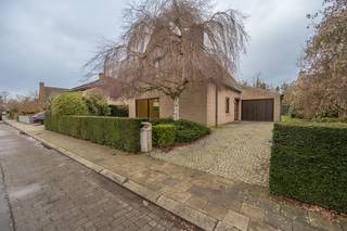 Deze op te frissen woning geniet van een uiterst gunstige en toch rustige ligging in Assebroek. Momenteel beschikt de woning over drie...