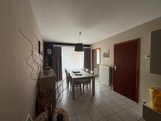 Dit gezellige appartement bevindt zich op de eerste verdieping van een verzorgd gebouw in Aalst, op een gunstige locatie vlakbij het centrum van Aalst. Het appartement beschikt over een lichtrijke leefruimte met een balkon aan de straatzijde, wat zorgt voor een open en ruimtelijk gevoel. Aansluitend bevindt zich de keuken, die praktisch is ingericht. Verder zijn er twee slaapkamers, een badkamer met douche in bad, en een terras aan de achterzijde waar het heerlijk vertoeven is. Dankzij de centrale verwarming en dubbele beglazing is het appartement comfortabel en energiezuinig. Het is beschikbaar vanaf 15/07/2026  en de maandelijkse huurprijs bedraagt €765, exclusief eventuele gemeenschappelijke kosten.
Wenst u meer informatie of een bezoek? neem contact op met ons kantoor. 
www.descheldegalm.be