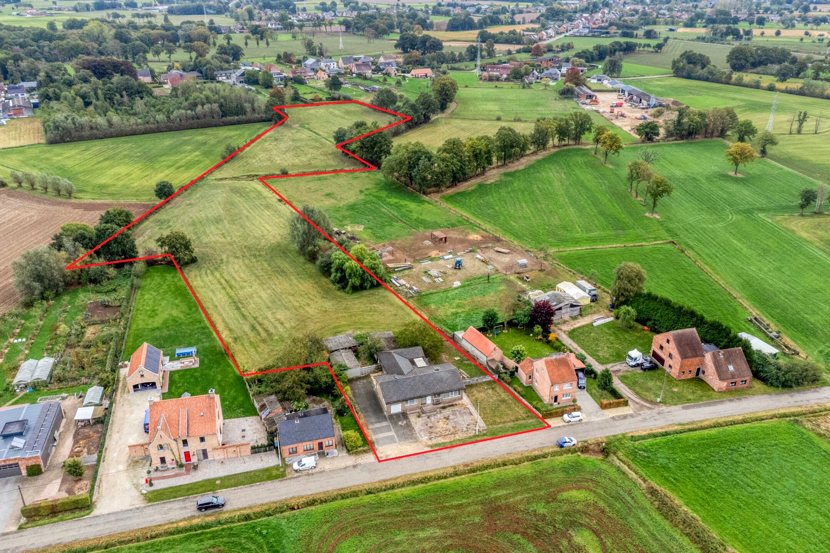 Te renoveren laagbouwwoning in een landelijke omgeving in Geel op een perceel van 22.880m² - foto 1