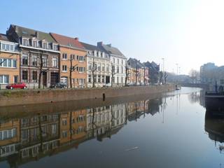 Op een uitzonderlijk mooie en rustige ligging, langs de Visserij en met prachtig uitzicht op het water, bevindt zich dit unieke appartement.

De indeling is als volgt: een ruime en lichtrijke leefruimte van ca. 35 m² met open, volledig uitgeruste keuken, een praktische berging, gastentoilet, badkamer met douche en drie slaapkamers. De master bedroom is een volwaardige slaapkamer. De tweede kamer is ideaal als dressing, bureau of hobbyruimte. De derde kamer grenst aan de leefruimte en kan flexibel worden ingericht volgens uw wensen.
Vanuit de woonkamer heeft u toegang tot het aangename zonneterras aan de achterzijde van het gebouw, met een gunstige zuidwestoriëntatie.
Daarnaast beschikt het appartement over een privatieve kelderberging.
Algemene kosten: € 50/maand
Niet geschikt voor studenten.
Voor meer informatie of het plannen van een bezoek, contacteer de makelaar of bezoek www.descheldegalm.be.