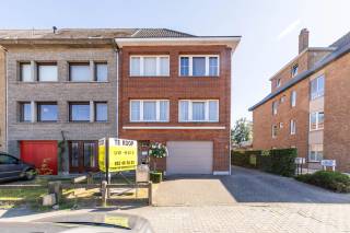 Op een absolute toplocatie — rustig gelegen in een aangename buurt en tóch op wandel- en fietsafstand van alle voorzieningen — bieden wij dit ruime en karaktervolle gebouw te koop aan. Het pand wordt verkocht als gebouw met twee volwaardige woonunits en is volgens de stedenbouwkundige inlichtingen vergund als appartementsgebouw. Op het gelijkvloers beschikt u bovendien over een handig magazijn/garage van ongeveer 100 m². Net die combinatie maakt dit eigendom zo uniek: de mogelijkheden zijn werkelijk eindeloos. Denk aan een groot gezin met een puber die wat eigen ruimte zoekt, een kangoeroewoning voor twee generaties onder één dak, of het uitoefenen van een zelfstandige activiteit gecombineerd met comfortabel wonen.<br />In totaal telt het pand 5 slaapkamers: 2 in de bovenste woonunit en 3 op de eerste verdieping. Verder zijn er 2 badkamers en 2 volwaardige keukens. De bovenste woonunit werd enkele jaren geleden volledig gerenoveerd en is instapklaar. Daarnaast geniet u van een ruime, geïsoleerde zolder — bereikbaar via een praktische steektrap — twee gezellige zonneterrassen en een heerlijke zuidelijke oriëntatie die zorgt voor een aangename lichtinval doorheen de dag.<br />Op vlak van comfort en energie zit dit pand goed: centrale verwarming op aardgas met condensatieketel en overal hoogrendementsbeglazing. EPC bovenste woonunit: C. EPC eerste verdieping: D, maar wordt een C mits het afsluiten van de open haard. Het EPC van de gemene delen is aanwezig. De elektriciteit is niet conform. Het perceel is een royale 511 m², rekening houdend met een recht van doorgang achteraan naar het magazijn dat niet mee verkocht wordt.<br />Kortom: een uniek, flexibel en veelzijdig eigendom op een gegeerde ligging, klaar om ingevuld te worden naar uw eigen wensen. Groot gezin, kangoeroewonen of zelfstandige activiteit — hier kan het allemaal.<br />Bel ons nu voor een afspraak op het nummer: 052/46.38.03 en wie weet tot binnenkort!<br /><br />