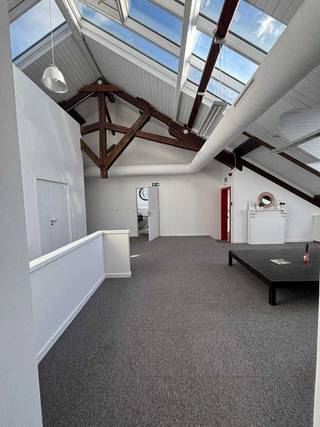 Beautiful office space for rent located near the centre of Waterloo between the N5 and the Ring. The building is easily accessible by public...