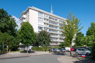 <p><span>HOBOKEN | INSTAPKLAAR GELIJKVLOERSAPPARTEMENT (ca. 77m²) MET TWEE SLAAPKAMERS, KELDER EN AUTOSTAANPLAATS | EPC 317 |</span></p><p><span>Indeling als volgt : inkomhal met vestiairekast - eenvoudig geïnstalleerde keuken - leefruimte op parket - nachthal met ingebouwde garderobekast en gastentoilet - badkamer met ligbad/douche en aansluiting wasmachine - 2 slaapkamers. </span></p><p><span>Gemeenschappelijke kost : ca. 350 EUR/maand (verwarming, koud/warm water, beheer, minuterie, blokpolis, ...)</span></p><p><span> </span></p><p><span>Extra troeven :</span></p><p><span>- Elektrische installatie conform het AREI</span></p><p><span>- Overal dubbele beglazing en rolluiken</span></p><p><span>- Private kelderberging inbegrepen</span></p><p><span>- Private autostaanplaats inbegrepen</span></p>