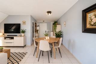 <p>Instapklaar 1-slaapkamerappartement op een rustige toplocatie nabij De Gavers!</p><p>Op zoek naar een verzorgd appartement waar u zonder zorgen meteen kunt intrekken? Dan is dit lichtrijke appartement met één slaapkamer ongetwijfeld een bezoek waard!</p><p>Indeling<br />Via de inkomhal komt u terecht in de praktische berging, gevolgd door de badkamer en de ruime slaapkamer. Achteraan bevindt zich de lichtrijke leefruimte met een volledig vernieuwde, kwalitatief afgewerkte en volledig geïnstalleerde keuken, waar koken en gezellig samenzijn centraal staan.</p><p>Troeven</p><ul><li>Volledig instapklaar</li><li>Volledig vernieuwde en geïnstalleerde keuken</li><li>Conforme elektrische keuring</li><li>Gunstig EPC</li><li>Ruime privatieve berging in de kelder</li><li>Parkeermogelijkheid vlak voor de deur</li><li>Rustige ligging</li><li><p>Op wandelafstand van Provinciedomein De Gavers</p><br /></li></ul><p>Een zorgeloos appartement op een uitstekende locatie, ideaal als eigen woonst of investering!</p><p>Interesse in dit instapklare appartement? feline@immobeguin.be</p>