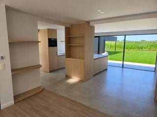 VOLLEDIG GERENOVEERDE KWALITEITSWONING MET GARAGE – TOPLOCATIE IN SINT-BAAFS-VIJVE<br /><br />Instapklaar, energiezuinig en tot in de kleinste details afgewerkt. Deze uitzonderlijke woning werd volledig gestript en opnieuw opgebouwd met hoogwaardige materialen, met maximale aandacht voor kwaliteit, comfort en duurzaamheid.<br /><br />Gelegen op een absolute toplocatie, met sporthal, lagere school, bakker en slager op wandelafstand. Rustig wonen en toch alle dagelijkse voorzieningen vlakbij.<br /><br />De lichtrijke leefruimte met grote aluminium raampartijen biedt een prachtig zicht op de tuin en sluit naadloos aan op de stijlvolle open keuken. Deze is uitgerust met kwalitatieve inbouwtoestellen en een luxueus natuurstenen werkblad met elegante afgeronde vormen. Het zonnige terras en ruime overdekte terras zorgen het hele jaar door voor extra leefruimte.<br /><br />De woning beschikt over 3 volwaardige slaapkamers. De royale master suite op de bovenste verdieping is een echte blikvanger dankzij het panoramische uitzicht over de omliggende velden.<br /><br />Verder zijn er een stijlvolle badkamer met inloopdouche, 2 toiletten, ruime wasplaats, aparte bureauruimte, droge kelder en meerdere bergingen. Het hoogwaardige eiken maatwerk zorgt voor een luxueuze uitstraling én bijzonder veel opbergruimte.<br /><br />Ook energetisch scoort de woning uitstekend met EPC-label A, vloerverwarming, zonnepanelen, hoogwaardige aluminium ramen met isolerende beglazing, domotica en volledig vernieuwde elektriciteit en sanitair.<br /><br />De ruime garage biedt plaats aan een wagen en kan ook gebruikt worden als berging, hobbyruimte of werkatelier. De voorzieningen voor een laadpaal zijn aanwezig.<br /><br />De woning is volledig geschilderd en afgewerkt: u hoeft enkel uw meubels te plaatsen en te genieten.<br /><br />Een unieke combinatie van topligging, hoogwaardige renovatie, energiezuinigheid, luxe en wooncomfort.<br /><br />OPEN KIJKDAG – ZATERDAG 5 SEPTEMBER 2026 | 10.00 – 12.00 UUR