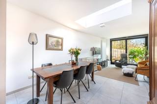 Deze lichte en gezellige woning ligt vlakbij het centrum en het park van Kapellen, met winkels en openbaar vervoer op een steenworp afstand.De...