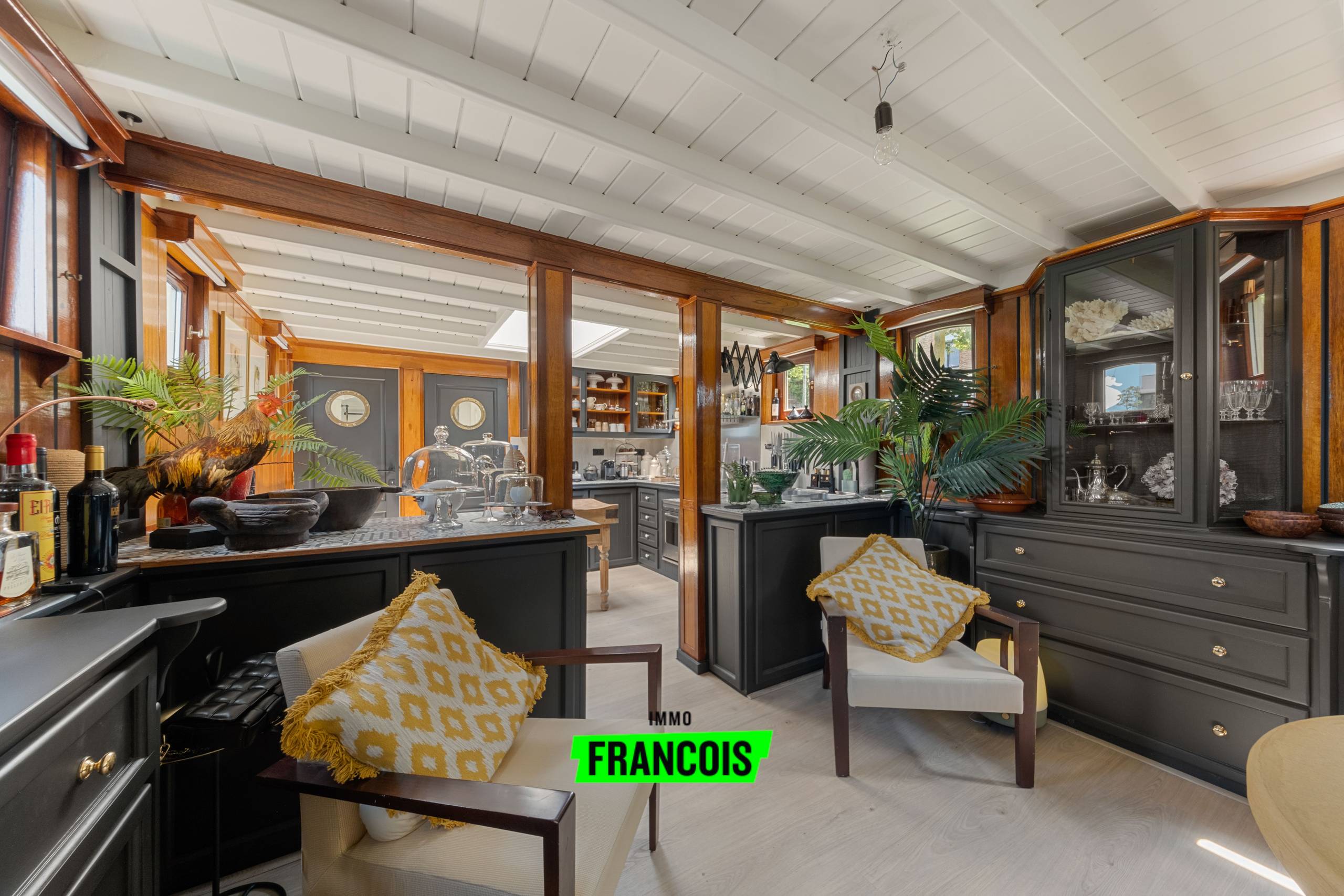 Karaktervolle woonboot met ligplaats op toplocatie te Brugge! - foto 4