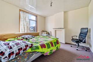 <p><span>ZELE</span></p><p><span>Centraal gelegen renovatiepand tegenover het sportpark boordevol potentieel!</span></p><p><span>Ben jij op zoek naar een woning met karakter, ruimte én een locatie waar alles samenkomt? Dit renovatiepand ligt pal tegenover het sportpark en op slechts </span><span>650 meter van de markt</span><span>. Centraal wonen, met toch wat ademruimte errond?</span></p><p><span>Maak een afspraak via Dries@immosafe.be</span></p><p><span>Deze </span><span>halfopen bebouwing</span><span> baadt in het licht en beschikt over een </span><span>grote tuin</span><span>. Met een </span><span>totale oppervlakte van ca. 230 m²</span><span> is er plaats genoeg om jouw woonplannen groot of klein waar te maken.</span></p><p><span> </span></p><ul><li><span>Halfopen bebouwing met veel lichtinval</span></li><li><span>Ruime tuin voor zon, spel of een toekomstige BBQ-marathon</span></li><li><span>Totale oppervlakte: ca. 230 m²</span></li><li><span>Toegang langs de rechterzijde van de woning: ideaal voor fietsen, tuinmateriaal of een creatieve uitbreiding</span></li><li><span>Te renoveren: perfect voor handige Harrys, Pinterest-dromers of investeerders met visie</span></li><li><span>Onmiddellijk beschikbaar: geen wachttijd, geen excuses </span></li></ul><p><span> </span></p><p><span>Waarom dit pand?</span><span><br />Omdat locatie écht alles is. Je woont hier op wandelafstand van winkels, scholen, openbaar vervoer én ontspanning. Combineer dat met het ruime volume en je krijgt een zeldzame kans om een droomwoning of slimme investering te realiseren.</span></p><p><span>Klaar om dit project nieuw leven in te blazen?<br />Wie weet staat jouw volgende hoofdstuk hier al te wachten.</span></p>