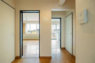 <p><span>Wonen met zicht op honkballers? Dat krijg je hier, in de gegeerde Groenenhoek. Denk: veel licht en nog heel wat marge om jouw stempel te drukken op dit fijne; te renoveren, gelijkvloers appartement.</span></p><p><span>Het appartement bevindt zich in een rustige, residentiële straat net buiten de stad. Via de verzorgde inkomhal, kom je binnen in de centrale hal die alle ruimtes verbindt. De op te frissen blokjesparket hier loopt door over zowat het heel appartement en het zonnige terras van 11 m² is een extra surplus.  Heel veel spullen om te stockeren? Dan biedt de enorm ruime kelder soelaas!</span></p><p><span> </span></p><p><span>Binnenkomen in licht en ruimte</span></p><p><span>Je stapt het appartement binnen in de inkomhal, waar de charmante blokjesparket meteen de toon zet. Die loopt mooi door in zowat het hele appartement en zorgt voor een warme basis.   Vooraan bevindt zich de leefruimte van 26 m² en dankzij de grote raampartij geniet je hier van veel natuurlijk licht. Er is plaats genoeg voor een comfortabele zithoek én een gezellige eettafel. Kortom, een fijne ruimte om thuis te komen en gasten te ontvangen.  Via de centrale inkomhal betreed je de bruikbare maar gedateerde keuken – perfect dus voor wie graag renoveert naar eigen smaak. Je hebt hier een elektrisch vuur, dampkap, oven, koelkast met vriesvak, spoelbak en heel wat kastruimte. De betegelde spatwand en vloer maken het onderhoud makkelijk. Vanuit de keuken heb je directe toegang tot het terras. Extra handig: de achterzijde is voorzien van rolluiken.</span></p><p><span> </span></p><p><span>Rustige slaapkamer &amp; praktische ruimtes</span></p><p><span>De slaapkamer bevindt zich aan de rustige achterzijde van het gebouw en is eveneens voorzien van de charmante, op te schuren blokjesparket. Ook hier zijn rolluiken aanwezig – ideaal voor een goede nachtrust.</span></p><p><span>De te renoveren badkamer is uitgerust met een ligbad, lavabo, spiegelkast met verlichting en aansluiting voor een wasmachine. Daarnaast is er een apart toilet, een kleine berging én een handige privékelder van 7,5 m². Veel spullen te stockeren? Geen probleem.</span></p><p><span> </span></p><p><span>Zuidgericht terras met open zicht</span></p><p><span>Een absolute troef is het ruime Zuidgerichte terras van 11 m², waar je geniet van open zicht op de honkbalvelden en de luchthaven van Deurne. Een unieke combinatie van ruimte en perspectief, waar je in alle rust van de zon kan genieten.</span></p><p><span> </span></p><p><span>Groen, rustig en toch vlakbij alles</span></p><p><span>Je woont hier in de populaire Groenenhoek, op de grens van Deurne Zuid, Berchem en Borgerhout. Een rustige, residentiële buurt met een sterke reputatie. Op wandel- en fietsafstand vind je scholen, winkels en horeca. Voor wie graag buiten is, liggen maar liefst twee parken in de onmiddellijke omgeving: het Te Boelaerpark en het Boekenbergpark met zijn zwemvijver.   Openbaar vervoer brengt je snel naar de stad, en ook met de wagen ben je zo op weg via de Ring. Hier woon je rustig, maar nooit afgelegen.</span></p><p><span> </span></p>