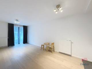 <p><strong>ETTERBEEK - In de Europese wijk, in de nabijheid van alle Europese instellingen, dicht bij openbaar vervoer en winkels, in het project "Belview", ONBEMEUBELD appartement met 1 slaapkamer van circa 63m² woonoppervlakte.</strong></p>
<p><span>Op de 3de verdieping:</span></p>
<ul>
<li>
<p>Inkomhal met apart toilet en technische ruimte</p>
</li>
<li>
<p>Leefruimte van circa 27,5m² (7,17 x 3,81) met Oost-gericht terras </p>
</li>
<li>
<p>Volledig uitgeruste open keuken (oven, kookplaten, afzuigkap, koelkast/vriezer, vaatwasser) aansluitend op de leefruimte</p>
</li>
<li>
<p>Slaapkamer van circa 14m² (4,1 x 3,5)</p>
</li>
<li>
<p>Aangrenzende badkamer (bad, wastafel, wasmachine)</p>
</li>
</ul>
<p>Kelder nr. 57</p>
<p>Lasten van 190€/maand – Forfait van 100€ voor de gemeenschappelijke delen – Voorschot van 90€ voor warm water en verwarming <br />Eenmalige verhuiskosten van 50€ ! <br />Brandverzekering aan 100€/jaar !</p>