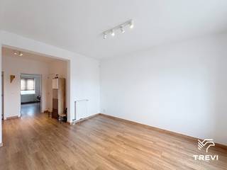 <p><strong>EVERE – Ideaal gelegen in een rustige residentiële wijk aan de Louis Piérardlaan, in de nabijheid van openbaar vervoer en winkels, schitterend 2-slaapkamerappartement van ±81m² bewoonbare oppervlakte gelegen op de 1e verdieping. Het appartement bestaat uit een inkomhal met apart toilet, een ruime en lichte woonkamer van ±24,5m² die toegang biedt tot een aangenaam terras (inclusief wasruimte) en toegang tot de tuin, een open volledig uitgeruste keuken (oven, kookplaat, dampkap, koelkast/vriezer, vaatwasser), evenals twee mooie slaapkamers van ±13,5m² en ±14,5m² en een kelder. Provisie voor lasten van € 50/maand (gemeenschappelijke delen). EPC F! Beschikbaar vanaf 01/11/2026. </strong></p>
<p></p>
<p><u>Op de 1<sup>e</sup> verdieping:</u></p>
<ul>
<li>Inkomhal met apart toilet</li>
<li>Woonkamer van ±24,5m² (5,69 x 4,32) met toegang tot terras, wasruimte, tuin en kelder</li>
<li>Open ingerichte keuken (oven, kookplaat, dampkap, koelkast/vriezer, vaatwasser)</li>
<li>Slaapkamer van ±13,5m² (3 x 4,3)</li>
<li>Slaapkamer van ±14,5m² (2,58 x 5,5)</li>
</ul>
<p></p>
<p>Provisie voor lasten van € 50/maand (gemeenschappelijke delen)</p>
<p></p>
<p>EPC F</p>