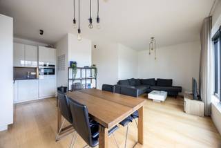 Droomt u ervan om in Zurenborg te wonen? Dan wordt die droom misschien wel werkelijkheid!<br />Dit appartement met één slaapkamer, twee ruime, zonovergoten terrassen en een autostaanplaats met laadpaal bevindt zich op de 4de verdieping van een recent gebouw!<br /><br />Indeling<br />U betreedt het appartement via de centraal gelegen inkomhal, die toegang biedt tot alle ruimtes. Vooraan vindt u de lichtrijke woonkamer met open keuken, uitgerust met Siemens-toestellen (inductiekookplaat, dampkap, koelkast, diepvriezer, combi-oven en vaatwasser). Aansluitend strekt zich over de volledige breedte van de woonkamer een terras van 14m² uit. <br />Centraal in het appartement situeert zich een berging (technische ruimte) en de badkamer met inloopdouche, toilet en een wastafelmeubel. Achteraan ligt de slaapkamer met aansluitend het tweede terras van 5m². <br />Op de kelderverdieping bevindt zich autostaanplaats nr. 4, uitgerust met een laadpaal en aan te kopen voor € 40.000. Daarnaast kunt u gebruikmaken van de gemeenschappelijke fietsenstalling.<br /><br />Ligging<br />Het appartement bevindt zich in Zurenborg, een van de meest gegeerde buurten van Antwerpen. U woont hier op een centrale locatie met een uitstekende bereikbaarheid en openbaar vervoer op een steenworp van uw deur. De Dageraadplaats en Draakplaats bieden tal van gezellige horecazaken. Ook het historische hart van Antwerpen ligt vlakbij!<br /><br />Pluspunten<br />- Recent gebouw<br />- Dakisolatie van 16cm PUR<br />- Twee grote terrassen<br />- Staanplaats met laadpaal<br />- Gemeenschappelijke fietsenstalling<br /><br />Klinkt dit appartement als muziek in uw oren? Bel dan snel naar One vastgoed via 03 360 85 30!