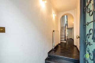 Karaktervolle stadswoning met uitzonderlijk potentieel op een rustige ligging in het centrum van Vilvoorde. Dankzij de vlotte bereikbaarheid...