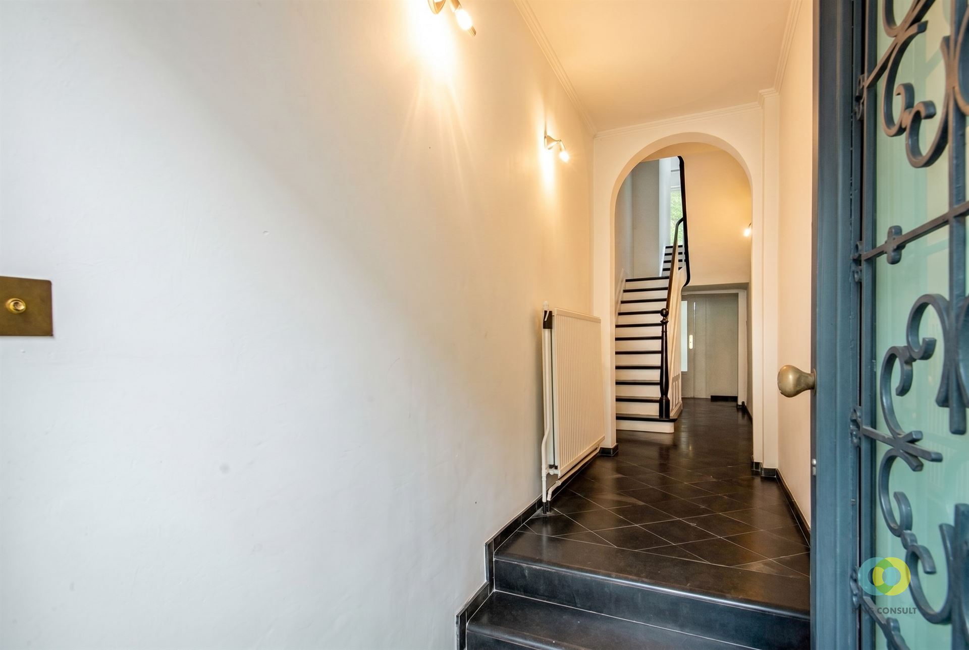 Charmante stadswoning met uitzonderlijk potentieel en diepe tuin - foto 2