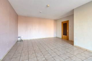 This ready-to-move-in apartment is located on the fourth floor of a well-maintained building built in 1999 and is located in the popular...