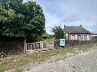 In een rustige straat, in een landelijk gebied, vinden we deze totaal te renoveren, woning op een royaal perceel van 2092 m² ! Mits een grondige renovatie of eventuele sloop kan u deze eigendom omtoveren tot een idyllisch gelegen woonst met veel grond en mooi verzicht ! Breng een bezoek en ervaar voor jezelf de mogelijkheden van deze eigendom. Voor meer inlichtingen of een bezoek contacteer Veronique 0483/676579