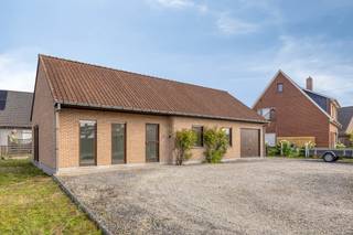 Alleenstaande gelijkvloerse woning met aangename tuin te koop in Desselgem. De woning bevindt zich op een mooi perceel van ca. 621m² en biedt een praktische indeling. Ze beschikt over twee slaapkamers, een ruime en verzorgde tuin, en een garage met automatische poort. Vooraan de woning is bovendien een oprit aanwezig met extra parkeergelegenheid. Het huis geniet een gunstige ligging nabij scholen, winkels en openbaar vervoer.<br /><br />INDELING<br /><br />Inkomhal - gastentoilet - lichtrijke leefruimte - open ingerichte keuken- ruime wasberging - slaapkamer 1- slaapkamer 2 - badkamer - aangename tuin - garage met automatische poort - oprit vooraan met extra parkeergelegenheid<br /><br />ALGEMENE INFO<br /><br />- Dubbel glas (houten ramen)<br />- CV op mazout<br />- Stadswater<br /><br />TROEVEN<br /><br />- Ruim perceel<br />- Huis met mogelijkheden<br />- Aangename tuin<br />- Parkeermogelijkheden voor de woning<br />- Gelijkvloers<br /><br />* De geafficheerde prijs is een vanafprijs<br /><br />Interesse in dit huis te koop in Desselgem? Contacteer onze makelaar voor meer informatie of een bezoek ter plaatse via 056 605 605 of waregem@dewaele.com<br /><br /><br /><br />Bestuursmaatregelen in het maatregelenregister: nee<br /><br />Deze AI-visualisaties zijn bedoeld als inspiratie. Er werd geen rekening gehouden met technische specificaties, stedenbouwkundige voorschriften of de concrete mogelijkheden tot realisatie.