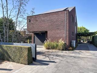 <p>Deze prachtige alleenstaande woning is een absolute aanrader voor wie waarde hecht aan hoogwaardige afwerking, kwalitatieve materialen en tijdloos wooncomfort. Bij de inrichting en afwerking werd duidelijk gekozen voor kwaliteit, duurzaamheid en oog voor detail. <br />De inkomhal geeft toegang tot een gastentoilet en een aparte bureau- of praktijkruimte. De indrukwekkend ruime leefruimte heeft grote raampartijen en biedt een prachtig zicht op de tuin. <br />De stijlvolle, geïnstalleerde keuken sluit hier mooi bij aan en vormt samen met de leefruimte een bijzonder aangename woonomgeving. Praktisch comfort is verzekerd dankzij de kelder, ruime berging met wasplaats en rechtstreekse toegang tot de tuin. Buiten geniet je van een fraai aangelegde tuin met ruim terras en tuinberging. De oprit biedt plaats aan 4 wagens. <br />Op de verdieping zijn er 3 ruime slaapkamers, een aparte dressing, een kwalitatief afgewerkte badkamer met grote inloopdouche en dubbele lavabo en een apart toilet. De ruime bergzolder biedt extra stockage.<br /><br />Extra troeven</p>
<ul>
<li>EPC A</li>
<li>warmtepomp + koelfunctie</li>
<li>ventilatie</li>
<li>vloerverwarming</li>
<li>alarmsysteem</li>
<li>zonnepanelen</li>
<li>15000l regenwater</li>
<li>grondwaterput</li>
<li>zonnescreens</li>
<li>elektrische schuifpoort met parlofoon</li>
</ul>
<p>Deze woning is te koop ZONDER makelaar via Smart Houses. Wenst u verdere inlichtingen of een bezoek? Contacteer rechtstreeks de eigenaar via 0492/58.62.96</p>
