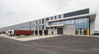 In Heppignies, op slechts 500 m van de luchthaven van Charleroi, is deze moderne logistieke site onmiddellijk beschikbaar. Dankzij de...