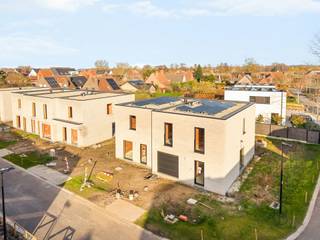 Wonen in het groen, met alles dichtbij: Smeskeshof in Waregem is een kleinschalig nieuwbouwproject met moderne, landelijk geïnspireerde woningen waar ruimte en comfort centraal staan.Elke woning beschikt over 3 of 4 volwaardige slaapkamers en is ontworpen om mee te groeien met je gezin. Extra troef: de zolderverdieping kan je naar wens afwerken tot een 4e of zelfs 5e slaapkamer, hobbyruimte, bureau of speelzolder.Dankzij de nieuwste technieken geniet je van hedendaags wooncomfort en een energiezuinige toekomst. De indeling is praktisch en licht, met aangename leefruimtes en een warme, tijdloze uitstraling.Waarom kiezen voor Smeskeshof?- Moderne, landelijke architectuur- 3 of 4 slaapkamers, uitbreidbaar via zolder- Nieuwste technieken en hedendaags wooncomfort- Rustige ligging in Waregem, met vlotte bereikbaarheidOntdek jouw nieuwe thuis in Smeskeshof; waar stijl, ruimte en toekomstgericht wonen samenkomen. Neem contact op voor plannen, prijzen en beschikbaarheden.