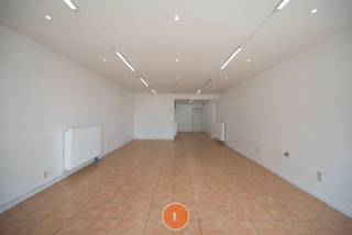 Ontdek deze unieke kans om eigenaar te worden van een handelspand met 4 slaapkamers, gelegen in het centrum van Menen.Deze charmante Bel-Etage-woning...