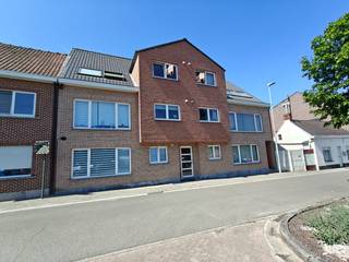 Bij het binnenkomen word je verwelkomd in de inkom die toegang geeft tot de verschillende ruimtes van het appartement. De leefruimte sluit aan op...
