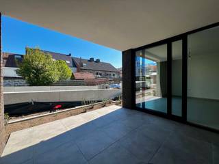 <span><span>Met trots presenteren wij u Postiljon, een <strong>uniek woonproject </strong>dat <strong>moderne architectuur</strong> en <strong>duurzaamheid</strong> perfect combineert. Gelegen in het bruisende centrum van Kruishoutem, biedt Postiljon een oase van <strong>rust en comfort</strong>. <strong>Verlaagd BTW-tarief van 6% is hier mogelijk! </strong><br /><br /><span><strong>Architectuur en Leefruimte</strong></span><br />Postiljon bestaat uit <strong>twee elegante gebouw</strong>en met een <strong>hedendaagse uitstraling</strong>, gekenmerkt door <strong>grote raampartijen</strong> die zorgen voor een overvloed aan natuurlijk licht. Tussen de gebouwen vindt u een <strong>groene binnentuin</strong> met een open karakter, perfect voor ontspanning en sociale interactie. Daarnaast zijn de gebouwen voorzien van <strong>groendaken</strong> en een <strong>groengevel</strong>, die niet alleen esthetisch aantrekkelijk zijn, maar ook bijdragen aan de <strong>biodiversiteit</strong> en <strong>energie-efficiëntie</strong>. De afwerking gebeurt met kwalitatieve materialen die voldoen aan de hedendaagse comforteisen.<br /><br /><span>Woonopties:</span><br />- 9 appartementen in gebouw A<br />- 15 appartementen in gebouw B<br />- <strong>Nog slechts enkele appartement beschikbaar!</strong><br />- Elk appartement beschikt over een <strong>ruim buitenterras</strong><br /><br /><span><strong>Duurzaamheid en Comfort</strong></span><br />Alle appartementen zijn ontworpen volgens de BEN-normen (<strong>Bijna Energie Neutraal</strong>), wat zorgt voor een minimale <strong>ecologische voetafdruk</strong> en <strong>maximaal comfort.</strong> <br /><br /><span>Energiezuinige voorzieningen:</span><br />- <strong>Warmtepomp</strong> voor efficiënte verwarming<br />- <strong>Zonnepanelen</strong> voor eigen energieproductie<br />- <strong>Vloerverwarming</strong> voor gelijkmatige warmteverdeling<br />- <strong>Passieve koeling</strong> voor aangename temperaturen in de zomer<br /><br /><strong><span>Investering in de Toekomst</span></strong><br />Postiljon is niet alleen ideaal voor <strong>eigen bewoning</strong>, maar biedt ook uitstekende mogelijkheden voor <strong>investeerders</strong>. De combinatie van een <strong>centrale locatie, duurzame technologieën en moderne voorzieningen</strong> maakt dit project een slimme keuze voor de toekomst.<br /><br /><span><span><strong>Parkeergemak</strong></span></span><br />Voor extra comfort zijn er <strong>ondergrondse staanplaatsen</strong> voorzien, zodat u altijd verzekerd bent van een veilige parkeerplek voor uw voertuig. <br /><br />Laat u inspireren en ontdek hoe Postiljon uw dromen van <strong>duurzaam en comfortabel wonen</strong> kan waarmaken. Neem vandaag nog contact met ons op voor meer informatie! <strong>Contacteer Sarah via sarah@stellarimmo.be of bel 0476/37.42.67.</strong><br /></span></span>
<div></div>
<div></div>