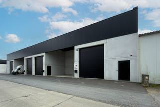 Deze nieuwbouw KMO Unit is 320m<sup>2 </sup>en is ideaal gelegen in het bedrijvenpark Kunstdal te Eeklo. <br /><br />De unit is geconstrueerd uit geïsoleerde betonnen sandwichpanelen, geïsoleerde steeldeck en beschikt over een gepolierde betonvloer. <br /><br />Daarnaast beschikt de unit exclusief over 3 overdekte staanplaatsen die eventueel kunnen gebruikt worden als buitenopslag. <br /><br />Er is een aparte inkom, apart sanitair, drijfkracht, zonnepanelen, led verlichting en een sectionale poort voorzien.<br /><br />Onroerende voorheffing ten laste van de huurder, maar er zijn geen syndicus kosten. <br /><br />Wenst u meer informatie of wilt u een bezoek inplannen?<br /><strong>Contacteer Henry Van Tornhout via henry@kmovastgoed.be of +32 474 13 37 93</strong>