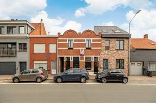 Ontdek deze charmante woning met een prachtige gevel, gelegen op een centrale locatie. Bij binnenkomst word je verwelkomd in een ruime inkomhal...