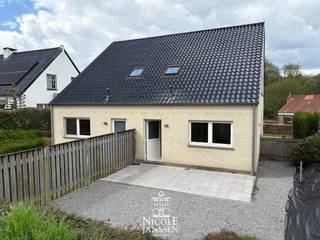 In de rustige Dornestraat 23 in Maaseik vind je deze charmante halfvrijstaande woning met drie slaapkamers, een inpandige garage en een gezellige tuin. Je geniet hier van comfortabel wonen op een aangename locatie, vlakbij het centrum, winkels en scholen.<br /><br />=> Gelijkvloers<br />- Inkomhal met gastentoilet met lavabo<br />- Ruime leefruimte met open keuken<br />- Keuken is praktisch ingedeeld en voorzien van het nodige comfort<br />- Achterinkom/berging wasplaats aansluitend bij de keuken <br /><br />=> Verdieping<br />- Overloop<br />- Drie slaapkamers, waarvan één gebruikt kan worden als dressing<br />- Betegelde badkamer met douche, toilet en enkele lavabo in badkamermeubel<br /><br />=> Kelder<br />- Opbergruimtes <br />- Inpandige garage <br /><br />=> Indeling <br />- Gelijkvloers: inkomhal met apart toilet, woonkamer met open keuken, berging/wasplaats<br />- Verdieping: overloop, drie slaapkamers, badkamer<br />- Kelder: inpandige garage, opbergruimtes
