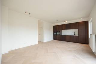 <p><span>Ontdek dit </span><span>stijlvolle dakappartement </span><span>met één slaapkamer te huur in het geliefde Oud-Berchem, ideaal gelegen tussen het Groene Kwartier en station Antwerpen-Berchem. Deze kleinschalige mede-eigendom met slechts vijf appartementen combineert hedendaags wooncomfort met een </span><span>recente, doorgedreven energetische renovatie</span><span>.</span></p><p><span> </span></p><p><span>De</span><span> lichtrijke leefruimte met open, tijdloze keuken</span><span> vormt het hart van het appartement en sluit naadloos aan op </span><span>het ruime dakterras van ca. 16 m²</span><span>. Deze aangename buitenruimte is ideaal voor een ontspannen aperitief of gezellige momenten in alle rust.</span></p><p><span> </span></p><p><span>De </span><span>ruime slaapkamer</span><span> biedt voldoende plaats voor dressingkast en straalt comfort en sereniteit uit. De </span><span>moderne badkamer</span><span> is uitgerust met een inloopdouche en een stijlvol lavabomeubel, afgewerkt met oog voor </span><span>kwaliteit en duurzaamheid</span><span>.</span></p><p><span> </span></p><p><span>Dankzij </span><span>de individuele zonnepanelen </span><span>geniet u van een lagere energiekost en een toekomstgerichte woonbeleving. Daarnaast beschikt het gebouw over </span><span>een gemeenschappelijke, inpandige fietsenstalling</span><span> en </span><span>een praktische afvalberging</span><span>. </span></p><p><span> </span></p><p><span>Bijzonderheden</span></p><ul><li><span>Ruim dakterras van ca. 16 m² </span></li><li><span>Volledig energetisch gerenoveerd </span></li><li><span>Kleinschalige mede-eigendom </span></li><li><span>Individuele zonnepanelen </span></li><li><span>Gemeenschappelijke fietsenstalling en afvalberging </span></li></ul><p><span> </span></p><p><span>Bent u op zoek naar </span><span>een instapklaar en energiezuinig appartement</span><span> op een toplocatie in Oud-Berchem? Contacteer ons via <span>thomas.onzia@urbainvastgoed.be</span></span><span> of bel </span><span>03 501 97 16</span><span> voor meer informatie of een bezoek.</span></p><p><span> </span></p>