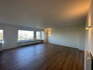 Welkom in dit prachtige en luxueuze appartement op de eerste verdieping van residentie Twenty One. Het appartement werd recent gerenoveerd naar de hedendaagse normen en stijl.<br />Bij het betreden van het appartement valt de prachtige renovatie meteen op door het vele lichtinval. Aan de linkerkant bevindt zich de ruime woonkamer met een moderne open keuken. Grote raampartijen zorgen voor overvloedig daglicht, en privacy is gegarandeerd zonder inkijk van andere gebouwen. De keuken werd volledig geïnstalleerd en voorzien van een vaatwasser, koelkast met diepvries, kookplaat, dampkap, combi-oven en overvloedige opbergruimte. Het prachtige keukeneiland doet dienst als extra opbergruimte aan de ene kant en als een gezellige ontbijtbar aan de andere kant. Er is ook een handige berging naast de keuken voor het bewaren van voorraad en andere spullen.<br />Aan de rechterkant van de inkomhal vindt u een apart toilet, gevolgd door een tweede bergruimte met aansluiting voor de wasmachine. De badkamer is voorzien van een ruime inloopdouche, dubbele wastafels en een handdoekverwarming voor extra comfort.<br />Beide slaapkamers zijn hebben een mooie oppervlakte en bieden toegang tot het terras aan de achterzijde van het appartement, waar u kunt genieten van frisse lucht en buitenruimte.<br />Het gebouw beschikt over een lift, een fietsenberging en een afvallokaal voor uw gemak. Dankzij de strategische ligging van het gebouw heeft u een uitstekende verbinding met alle belangrijke wegen in Oostende, evenals het bruisende stadscentrum.<br />Dit appartement heeft een maandelijkse huurprijs van 1275 Euro. Daarbij komt een forfait van 120 Euro per maand voor algemene kosten/ en een voorschot van 75 Euro per maand voor water en verwarming. Indien gewenst kunt u een buitenstaanplaats voor uw auto huren voor 90 Euro per maand, <br />Dit prachtige appartement is komt vrij op 01/04/2026 maar er is een mogelijkheid om deze reeds te huren vanaf 01/02/2026.. We nodigen u van harte uit om dit unieke appartement te komen bezichtigen en de luxe en comfort zelf te ervaren. Neem gerust contact op om een afspraak te maken.