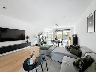 <p>Recente energiezuinige woning in een kindvriendelijke buurt, bestaande uit een inkomhal met afzonderlijk toilet, gezellige leefruimte met eet-en zithoek (parket) en afzonderlijke bureauruimte, volledig uitgeruste keuken, ruime garage/wasplaats met ingemaakte kasten en een zuidgerichte tuin met groot terras (met zonneluifel).</p>
<p>Op het 1<sup>ste</sup> verdiep zijn 3 ruime slaapkamers, dressing en ingerichte badkamer (inloopdouche, ligbad, dubbele lavabo en toilet) en ruime bergzolder.</p>
<p></p>
<p>Extra troeven:</p>
<ul>
<li>Energiezuinig (zonnepanelen)</li>
<li>Conforme keuring elektriciteit</li>
<li>Cv op gas en dubbele beglazing (PVC)</li>
<li>Private oprit en ruime garage</li>
<li>In de nabijheid van scholen, winkels, openbaar vervoer</li>
<li>Instapklaar</li>
<li>Dichtbij speelplein</li>
</ul>
<p></p>
<p>Deze woning is te koop ZONDER makelaar via het concept van Smart Houses! Wenst U verdere inlichtingen of bezoek? Contacteer rechtstreeks de eigenaar via 0477/76.86.57.</p>
<p></p>