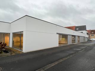 Commercieel gelegen handelspand met studio<br />Open kantoor/handelsruimte (510m²) en duplex appartement van 80m² op een perceel van 1220m². Ideaal gelegen langs een belangrijke verbindingsas/shoppingas Kortrijk-Wevelgem, vlakbij de internationale luchthaven Wevelgem-Kortrijk. Op amper 5min van op- en afrittencomplex R8 en E403 . Het moderne gebouw met industriële look heeft op het gelijkvloers een handelsruimte/kantoorruimte/werkruimte, biedt tal van mogelijkheden. Het is ontworpen als open landschapskantoor en showroom met sanitair en aparte keuken. Daarnaast is er nog een opslagruimte van 47m² en garage van 34m². <br />Het appartement (vooraan) is via een afzonderlijke toegang bereikbaar en omvat traphal, leefruimte met goed uitgeruste openkeuken, badkamer met dubbele wastafel, bad en douche. appart toilet. Via de open trap bereik je het ruime slaapgedeelte en dressing/stockageruimte. Ideaal als conciërgewoonst of voor verhuur. Topligging met MOBISCORE van 8.1/10