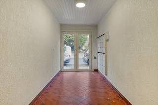 Spacious and energy-efficient apartment for sale in Ypres with 3 bedrooms and a garage with a sectional gate. Top location in the center of Ypres with a beautiful view of the Astrid Park! The apartment has a very favorable EPC and is asbestos free. However, the apartment can be refreshed. Free at the latest on 01/03/2026. Contact Maxime on 0493 25 32 64 or via maxime.delbaere@dewaele.com LAYOUT: Floor -1: Basement storage Ground floor: Common entrance hall - Spacious private garage with sectional gate. Floor +2: Entrance hall with separate toilet - Spacious and bright living room with a view of the Astrid Park - Equipped kitchen - Large storage room sufficient to install a washing machine, dryer and fridge - Bathroom with bath and sink (to be renovated) - 3 spacious bedrooms. GENERAL: - EPC: B-label (113 kWh/m²/year) - Asbestos free apartment- New HR windows in Alluminium - Natural gas central heating (condensing boiler) - Decent building with its own residents - Nice garage with sectional gate in the price - Nice view of the Astrid Park!