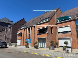 <p><span>Welkom in dit verzorgd appartement met zonnig terras in Diest.</span></p><p><span>Dit appartement aan de Engelandstraat 55 B2 combineert een aangename lichtinval met een praktische indeling en een gezellige woonuitstraling. Dankzij de grote raampartijen, het terras en het open zicht geniet u hier van een ruimtelijk gevoel, in het rustige gedeelte van de stad. Het gunstige EPC-label B is hierbij een mooie extra troef. </span></p><p><span>De ligging is een sterke troef: u woont hier in het centrum van Diest, met winkels, scholen, openbaar vervoer en verschillende voorzieningen in de onmiddellijke omgeving. Ook belangrijke verbindingswegen zijn vlot bereikbaar.</span></p><p><span>Het appartement is bereikbaar per lift en beschikt over een lichtrijke leefruimte, een ingerichte keuken met eetplaats, één slaapkamer op de hoofdverdieping, een badkamer, een apart toilet, een bovenliggende ruimte met extra leefhoek, twee polyvalente kamers en een tweede apart toilet. Daarnaast geniet u van een zonnig terras met mooi uitzicht. De wagen (en fietsen) parkeert u vlot op uw eigen parkeerplaats in de ondergrondse garage.</span></p><p><span>INDELING:</span><span><br />Bij het binnenkomen wordt u verwelkomd in de ruime leefruimte met vide en veel natuurlijk licht. De grote schuiframen zorgen voor een open gevoel en geven rechtstreeks toegang tot het terras. Hier kan u genieten van een zonnige buitenruimte met een mooi zicht over de omgeving.</span></p><p><span>De leefruimte biedt voldoende plaats voor zowel een gezellige zithoek als eetruimte en sluit mooi aan bij de trap naar de bovenliggende ruimte. Deze bovenliggende ruimte werd ingericht als een extra leefruimte en creëert zo een aangename, aparte plek die perfect kan dienen als leesruimte, ontspanningsruimte of hobbyhoek. Daarnaast bevinden zich hier nog een apart toilet en twee polyvalente kamers, die naar wens kunnen worden ingericht als slaapkamer/babykamer, bureau, dressing, hobbyruimte of extra opbergruimte.</span></p><p><span>De keuken is apart ingericht en beschikt over de nodige toestellen, waaronder een kookplaat, dampkap, oven en dubbele spoelbak. Dankzij het dakraam komt er veel licht binnen en is er voldoende plaats voor een gezellige ontbijthoek of eettafel.</span></p><p><span>Verder beschikt het appartement op de hoofdverdieping over een apart gastentoilet en praktische bergruimte.</span></p><p><span>De slaapkamer bevindt zich eveneens op de hoofdverdieping en biedt voldoende plaats voor een dubbel bed en kastruimte. De badkamer is verzorgd ingericht en voorzien van een ligbad en dubbele wastafel, waardoor u hier geniet van alle nodige comfort in een praktische setting.</span></p><p><span>EXTRA TROEVEN:</span><span><br />· Verzorgd appartement in Diest<br />· Zonnig terras met open zicht<br />· Lichtrijke leefruimte met grote raampartijen<br />· Ingerichte keuken met eetplaats<br />· Eén slaapkamer (en badkamer) op de hoofdverdieping<br />· Twee polyvalente kamers + bureauruimte/leeshoek boven (ev. extra slaapkamer)<br />· Twee aparte toiletten<br />· Praktische bergruimte<br />· Gunstig EPC-label B (U heeft geen renovatieplicht)<br />· Centrale verwarming op gas<br />· Rustige en goed bereikbare ligging<br />· Nabij centrum, winkels, scholen en openbaar vervoer<br />· Eigen ondergrondse parkeerplaats inbegrepen</span></p><p><span>Dankzij de aangename ruimtes, de zonnige buitenruimte en de centrale ligging vormt dit appartement een ideale thuis voor singles, koppels, kleine gezinnen of investeerders.</span></p><p><span>Wenst u meer info of een bezoek? Aarzel niet en bel Immo Diest: 013 31 25 22.<br />Virtuele tour staat online op <span>www.immodiest.be</span></span><span>. </span></p>