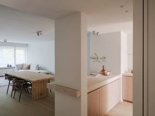 <strong>Exclusief gerenoveerd appartement met frontaal zicht op het Citadelpark</strong><br /><br />Op een absolute toplocatie, met frontaal zicht op de kruinen van de bomen en op wandelafstand van Gent-Sint-Pieters, bevindt zich dit stijlvol gerenoveerde appartement (5de verdieping) met een bruto vloeroppervlakte van ca. 100 m² (excl. terras).<br /><br />De renovatie werd gerealiseerd door RAC Projects, gekend voor hun tijdloze architectuur en verfijnde afwerking. Doordachte materiaalkeuzes en zachte, harmonieuze tinten creëren een stijlvol interieur. Het resultaat is een elegant appartement met een gunstig EPC-label B.<br /><br />De lichtrijke leefruimte met open keuken geniet van een frontaal uitzicht op het park, wat zorgt voor een uitzonderlijk gevoel van rust en ruimte. Verder beschikt het appartement over drie slaapkamers, twee badkamers en een aangenaam terras over de volledige breedte van de achterzijde. Een extra troef is de mogelijkheid tot het aankopen van een staanplaats gelegen onderaan het gebouw.<br /><br /><strong>Kortom, een uniek appartement met parkzicht op een van de meest gegeerde locaties van Gent.</strong>