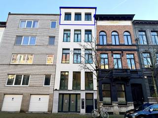 <p><span>Information appartement</span></p><p><span>Vous êtes à la recherche d'un studio confortable et bien entretenu d'environ 46m² avec un petit balcon dans un endroit de choix à Anvers ? Alors ce studio confortable, situé au 4ème étage, dernier étage d'un immeuble calme, est fait pour vous ! Espace de vie très lumineux avec cuisine semi-ouverte. La cuisine est équipée d'un plan de travail en pierre naturelle et d'une cheminée à gaz avec 2 brûleurs. Tout l'appartement est équipé d'un système automatique de purification de l'air et d'un chauffage par le sol. Salle de bains moderne et compacte avec douche à l'italienne, lavabo avec armoire et toilettes. Immeuble bien entretenu et rénové : pas d'ascenseur, vidéophone disponible. Le studio est idéal pour les jeunes professionnels, les expatriés ou les étudiants à la recherche d'un environnement à la fois calme et dynamique. La proximité du sud branché et du centre historique en fait une base parfaite. Station de vélo devant la porte. </span></p><p><span> </span></p><p><span>Disposition</span></p><ul><li><span>Bel espace de vie avec très lumineux et cuisine semi-ouverte attenante. </span></li><li><span>Séjour avec 2 grands placards blancs, meuble TV. </span></li><li><span>Cuisine semi-ouverte avec plaque de cuisson au gaz 2 feux, hotte aspirante avec système d'extraction automatique et évier. Plan de travail en pierre naturelle.</span></li><li><span>Salle de bain avec douche à l'italienne, meuble lavabo et WC.</span></li><li><span>Petit balcon. </span></li></ul><p><span> </span></p><p><span>Autres's</span></p><ul><li><span>Système de ventilation automatique lors de l'utilisation de la douche, de la cuisine, etc....</span></li><li><span>Revêtement de sol : carreaux de céramique à faible entretien avec chauffage par le sol !</span></li><li><span>Porte d'entrée anti-effraction.</span></li><li><span>Eclairage présent.</span></li></ul><ul><li><span>Partiellement meublé : 2 armoires + 1 armoire à vêtements.</span></li></ul><p><span> </span></p><p><span>Informations générales</span></p><ul><li><span>Prix de location : 750 EUR/mois + 40 EUR/mois de charges </span></li><li><span>Disponibilité : 01/05/2025.</span></li></ul><ul><li><span>Frais généraux mensuels : 40 EUR/mois : y compris l'entretien du chauffage central tous les 2 ans, internet.</span></li><li><span>Consommation : compteurs séparés pour l'eau, l'électricité et le gaz.</span></li><li><span>Dépôt de garantie : 3 mois.</span></li></ul><p><span> </span></p><ul><li><span>Assurance locataire contre l'incendie et les dégâts des eaux obligatoire.</span></li><li><span>Installations : €100 HTVA par lot.</span></li></ul><p><span> </span></p><p><span>Immeuble</span></p><ul><li><span>Immeuble d'appartements composé de 4 étages. 1 unité par étage.</span></li><li><span>Entièrement rénové en 2020 - selon les dernières normes d'isolation.</span></li><li><span>Vidéophone disponible, pas d'ascenseur.</span></li><li><span>Hall d'entrée soigné.</span></li></ul><p><span> </span></p><p><span>Emplacement</span></p><ul><li><span>Situé au calme dans une rue latérale directe de la très animée Marnixplein avec ses restaurants très agréables.</span></li><li><span>Nombreux magasins et restaurants.</span></li><li><span>Les transports en commun sont facilement accessibles - la station Velo se trouve devant la porte !</span></li><li><span>Score MOBI : 9.5/10 !</span></li></ul><p><span> </span></p><p><span>* Les informations contenues dans ce prospectus sont données à titre indicatif : les locataires potentiels doivent faire leur propre affaire de l'obtention, de la vérification et de l'interprétation de ces informations.</span></p><p><span> </span></p><p><span> </span></p>