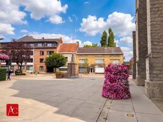 <p>Projectgrond met ontwikkelingsmogelijkheden in Haasdonk<br />Op zoek naar een interessante ontwikkelingsopportuniteit in Haasdonk? Deze projectgrond, gelegen in een aantrekkelijke en residentiële omgeving, biedt heel wat potentieel voor zowel projectontwikkelaars als investeerders.<br />Het perceel heeft een oppervlakte van 479 m² en beschikt over een gevelbreedte van circa 15 meter en perceelbreedte 18 meter. Momenteel staat er een halfopen bebouwing met oprit op het perceel. Dankzij de ruime perceelbreedte en gunstige configuratie biedt deze eigendom mogelijkheden voor een toekomstige ontwikkeling van appartementen, onder voorbehoud van het verkrijgen van de nodige vergunningen.</p><p>De ligging in Haasdonk combineert een rustige, residentiële omgeving met een vlotte bereikbaarheid en een goede verbinding naar omliggende steden en voorzieningen.</p>