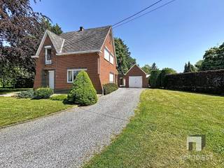 <p><span>Welkom in Vorst-Laakdal, waar deze charmante woning uit 1959 op een ruim perceel van maar liefst 1.778m² wacht op een nieuwe eigenaar met visie. <br />Wie op zoek is naar een renovatieproject met charme, ruimte en een prachtige groene omgeving, vindt hier ongetwijfeld een mooie opportuniteit.<br />De woning geniet van een rustige, agrarische ligging in Vorst-Laakdal. </span></p><p><span>Scholen, winkels en lokale diensten bevinden zich in de nabije omgeving, wat deze locatie bijzonder praktisch maakt voor gezinnen en wie comfortabel wil wonen buiten de drukte.<br />Daarnaast is de verbinding van en naar de autosnelweg uitstekend, waardoor u zich vlot verplaatst richting omliggende gemeenten. <br />Ook het centrum van Tessenderlo ligt op korte afstand, met een ruim aanbod aan winkels, horeca, scholen en andere voorzieningen.<br /><br /></span></p><p><span>Met een bewoonbare oppervlakte van ongeveer 136m² beschikt de woning over een praktische indeling met onder meer 3 slaapkamers en een vaste trap naar de onafgewerkte zolderruimte.<br />De authentieke bakstenen gevel, de gezellige woonruimtes en de brede raampartijen vormen alvast een mooie basis voor een warme thuis.<br />De woning wordt omgeven door een bijzonder aangename en groene tuin, waar rust, ruimte en privacy centraal staan. <br />De volwassen bomen rondom het perceel zorgen voor een prachtig natuurlijk kader en geven de tuin meteen karakter.<br />Daarnaast beschikt de woning over een ruime oprit en een garage, wat extra comfort en praktische bergruimte biedt. <br /><br /></span></p><p><span>Deze eigendom is ideaal voor kopers die niet bang zijn om de handen uit de mouwen te steken en hun eigen woonproject willen realiseren. <br />Of u nu droomt van een charmante gezinswoning, een karaktervolle renovatie of een toekomstgerichte woonplek in een groene omgeving: hier liggen de mogelijkheden open.</span></p><p><span>Interesse in een bezoek? Neem contact op met Immo Diest via <span>nathalie@immodiest.be</span></span><span> of bel op 0477 840 396.</span></p><p><span>We helpen je met een glimlach verder op zoek naar jouw nieuwe thuis.<br />In afwachting van het bezoek kan u alvast de virtuele tour bekijken.</span></p><p><span> </span></p>