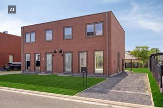 Bent u op zoek naar een moderne en energiezuinige gezinswoning in een rustige, kindvriendelijke omgeving? Dit splinternieuwe huis te koop in het charmante Wijchmaal (Peer) biedt u alle comfort van een eigentijdse nieuwbouw. Met een uitstekende bereikbaarheid en alle nodige voorzieningen zoals scholen en winkels in de buurt, is dit de ideale kans om uw intrek te nemen in een dynamische en groene regio. Dit hoogwaardige vastgoed is bovendien uitgerust met moderne zonnepanelen, wat garant staat voor een lage energiefactuur en een duurzame toekomst.<br /><br />Bij het betreden van de halfopen bebouwing komt u binnen in een uitnodigende inkomhal met een gastentoilet. De hal leidt u rechtstreeks naar de ruime, lichtrijke leefruimte. Hier loopt de zithoek naadloos over in de open keuken, die perfect is ingericht voor gezellige kookmomenten met het gezin. Aansluitend aan de keuken bevindt zich een praktische, koele berging. Dankzij de grote raampartijen geniet u van een overvloed aan natuurlijk daglicht én heeft u een prachtig uitzicht op de volledig aangelegde tuin met een sfeervol terras.<br /><br />Op de eerste verdieping brengt de nachthal u naar drie volwaardige, comfortabele slaapkamers. De moderne badkamer is voorzien van alle hedendaagse comfort om heerlijk te ontspannen. Daarnaast is er op deze verdieping nog een extra berging aanwezig, ideaal voor het stockeren van huishoudelijke spullen of als extra wasruimte.<br /><br />Dit unieke huis in Peer is volledig instapklaar en biedt flexibiliteit qua afwerking. De koper heeft namelijk de unieke keuze: het pand kan volledig professioneel geschilderd en geverfd opgeleverd worden, of u kiest ervoor om de woning zelf te verven en zo meteen uw eigen stempel op het interieur te drukken.<br /><br />Buiten beschikt het perceel over een fraaie voortuin en een ruime oprit met parkeergelegenheid op eigen terrein. De achtertuin met het reeds aangelegde terras is de perfecte plek om te genieten van zonnige middagen en gezellige barbecue-avonden.<br /><br />Bent u benieuwd naar de troeven van dit energiezuinige huis in Peer? Neem vandaag nog contact met ons op voor meer informatie of een bezoek ter plaatse!<br /><br />Bestuursmaatregelen in het maatregelenregister: nee<br /><br />Deze AI-visualisaties zijn bedoeld als inspiratie. Er werd geen rekening gehouden met technische specificaties, stedenbouwkundige voorschriften of de concrete mogelijkheden tot realisatie.