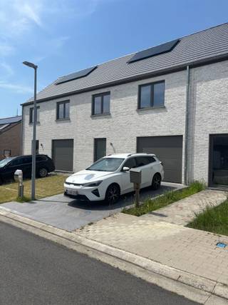 Met trots mag ik u deze recente nieuwbouw voorstellen, gelegen dichtbij: de A19, kleinhandel, school, openbaar vervoer, het Polygoon- en Zandvoordebos. Deze topper kent de volgende indeling: een ruime oprit, een inkomhal met gastentoilet, een lichtrijke woonkamer met groot schuifraam richting terras en tuin, een ingerichte keuken met kwalitatieve Smeg toestellen en een inpandige garage met wasplaats. Op het verdiep geeft de nachthal uit op 3 volwaardige slaapkamers en een ruime badkamer met dubbele lavabomeubel, ligbad, inloopdouche en een hangtoilet. Technische pluspunten: 3 zonnepanelen, CV op aardgas en regenwater (7500l). De bevloering is een combinatie van een onderhoudsvriendelijk keramische tegel- en laminaatvloer. Deze energiezuinige woning is op zoek naar huurders die van dit huis een warme thuis maken! Hebt u interesse, aarzel niet en plan uw afspraak.Vrij vanaf 01/09/2026.