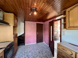 Unieke woning met tal van mogelijkheden, deels gelegen in natuurgebied<br /><br />Bent u op zoek naar ruimte, rust én flexibiliteit? Deze bijzonder veelzijdige woning, deels gelegen in natuurgebied en deels in woongebied, biedt een uitzonderlijke combinatie van wonen en genieten van groen. De woning is toegankelijk via een private toegangsweg.<br /><br />De woning beschikt over maar liefst 5 slaapkamers, 2 badkamers (voorzien van douche/ligbad, lavabomeubel en toilet) en 2 keukens, waardoor ze perfect geschikt is voor grote gezinnen, kangoeroewonen of het inrichten van een zorgwoning. Daarnaast is er een polyvalente ruimte van ca. 40 m², alsook een zolder die volledig naar eigen wens kan worden ingericht (extra leefruimte, hobbyruimte, bureau, …).<br /><br />Verder zijn er een ruime garage en een kelder, wat zorgt voor extra bergruimte en praktisch comfort.<br /><br />Een absolute troef is het prachtige zicht op het achterliggende natuurgebied, met directe toegang tot tal van wandelmogelijkheden, waaronder het geliefde natuurgebied Den Dotter. Hier geniet u dagelijks van rust, natuur en open ruimte.<br />De woning kan aangesloten worden op gas en riolering via de Ratmolenstraat.<br /><br />Ook de ligging is bijzonder praktisch:<br />• Bushalte op wandelafstand<br />• School vlakbij<br />• Vlotte verbindingen naar omliggende gemeenten<br />• Vlotte verbinding naar treinstation en E40<br /><br />Kortom, een unieke eigendom met enorm veel potentieel, ideaal voor wie ruimte, natuur en flexibiliteit wil combineren.<br /><br />Interesse? Neem vandaag nog contact op voor een bezoek met Kristien: 0475 496218