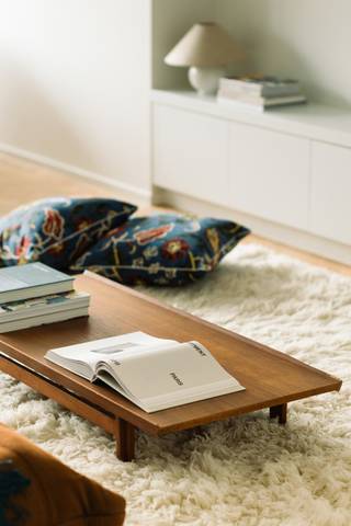 <p>Situé à un excellent emplacement sur la Groenenborglaan 201 à Wilrijk, cet appartement au 4ᵉ étage fera prochainement l’objet d’une rénovation complète. Grâce à ses larges baies vitrées et à sa position en hauteur, vous profitez d’une belle luminosité ainsi que d’une vue dégagée ; idéal pour se détendre et profiter pleinement du soleil sur votre balcon orienté plein sud de 9 m².</p>
<p>L’appartement de 95 m² est agencé de manière pratique avec deux chambres complètes, une salle de bain, des toilettes séparées, un espace de rangement ainsi qu’une buanderie distincte, permettant de combiner aisément vie privée et travail à domicile. La rénovation prévue sera réalisée avec des matériaux de qualité et du sur-mesure, incluant notamment un parquet en chêne et une cuisine entièrement équipée. En tant qu’acquéreur, vous aurez également la possibilité d’intervenir dans certains choix de finitions et de matériaux, afin de personnaliser le bien selon vos préférences.</p>
<p>La situation est facilement accessible et, grâce à l’emplacement de parking souterrain et à la cave, vous pouvez stationner en toute sécurité à proximité (emplacement en supplément à 22.000 €), avec des charges mensuelles d’environ 250 €. Ce bien convient parfaitement à ceux qui recherchent un confort de vie futur, prêt à emménager et adapté à leurs besoins.</p>
<p><em>Les photos présentées proviennent d’un appartement similaire déjà rénové et sont fournies uniquement à titre illustratif afin de donner une idée des finitions possibles et de l’ambiance.</em></p>