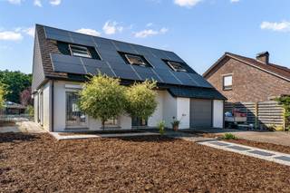 Uitstekend onderhouden en karaktervolle woning met 4 slaapkamers uiterst rustig gelegen op een perceel van 13a50ca te Heppen. Belangrijkste troeven:-...