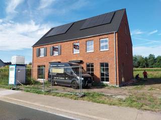 <p><span>Klassieke nieuwbouw, goed gelegen te Rosselaar.</span></p><p><span>Ontdek dit nieuwbouwproject met drie mooie woningen. Gelegen Langs de Olmensebaan op korte afstand van Mol. </span></p><p><span>Indeling en ruimte:</span></p><p><span>De woningen zijn ontworpen voor optimaal wooncomfort met een ruime en lichte woonkamer die naadloos overgaat in een open keuken. </span></p><p><span>De leefruimte geeft direct toegang tot de tuin, wat zorgt voor een open en luchtig gevoel.</span></p><p><span>Boven zijn er drie ruime slaapkamers, op de zolderverdieping via een vaste trap is een extra slaapkamer mogelijk . </span></p><p><span>De moderne badkamer is uitgerust met zowel een ligbad als een douche. </span></p><p><span>De grote grondpercelen  zijn tussen 642 m² en 695 m² groot in halfopen bebouwing. </span></p><p><span>De woning is voorzien van zonnepanelen, wat niet alleen bijdraagt aan een duurzame energievoorziening, maar ook zorgt voor een lagere energiekost.</span></p><p><span>Voor meer informatie, het lastenboek en de plannen kunt u terecht op ons kantoor of op onze website <span>www.vanheesimmo.be</span></span></p><p><span>Voor een afspraak kan u ons steeds bereiken op 475 811 815 of via <span>info@vanheesimmo.be</span></span></p><p><span>De woningen zijn klaar in maart 2026.</span></p><p><span>BEN 10- woningen</span></p><p><span> </span></p>